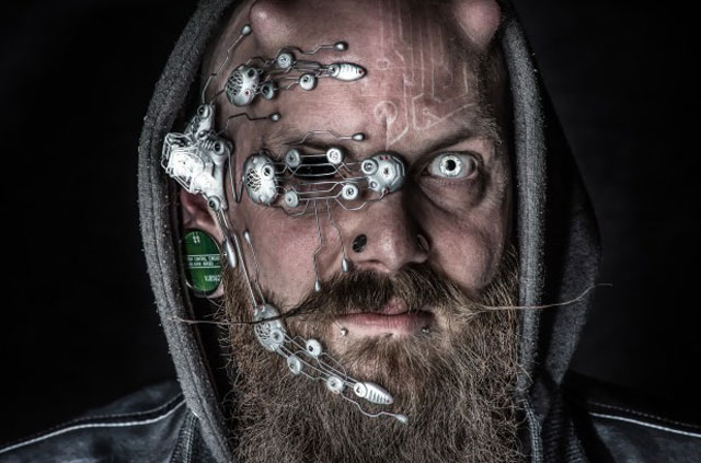 ¡Increíble! Un hombre espera romper récord de más piercings