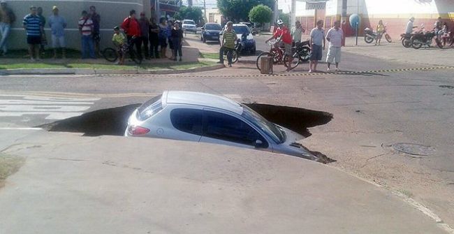 El enorme hueco que se tragó un carro (Foto)