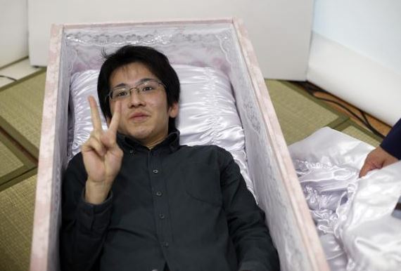 Así se preparan los japoneses para la muerte (Fotos)