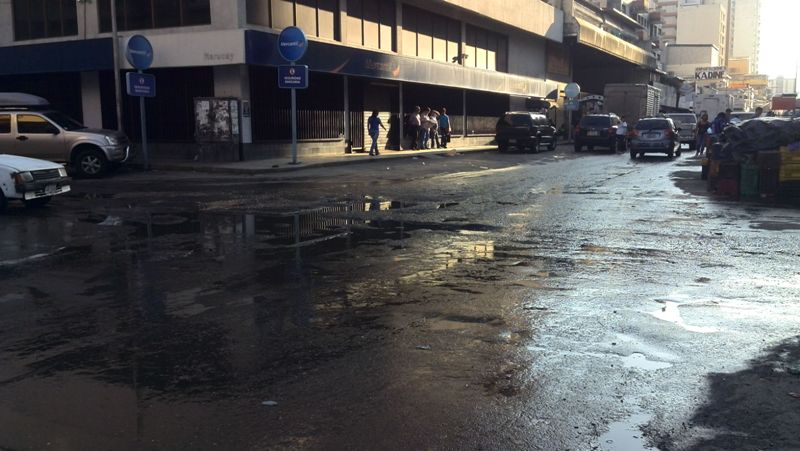 Las calles del centro de Maracay están intransitables