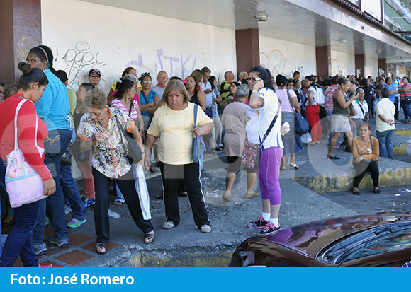 Alboroto por llegada de leche, jabón y harina precocida en La Victoria