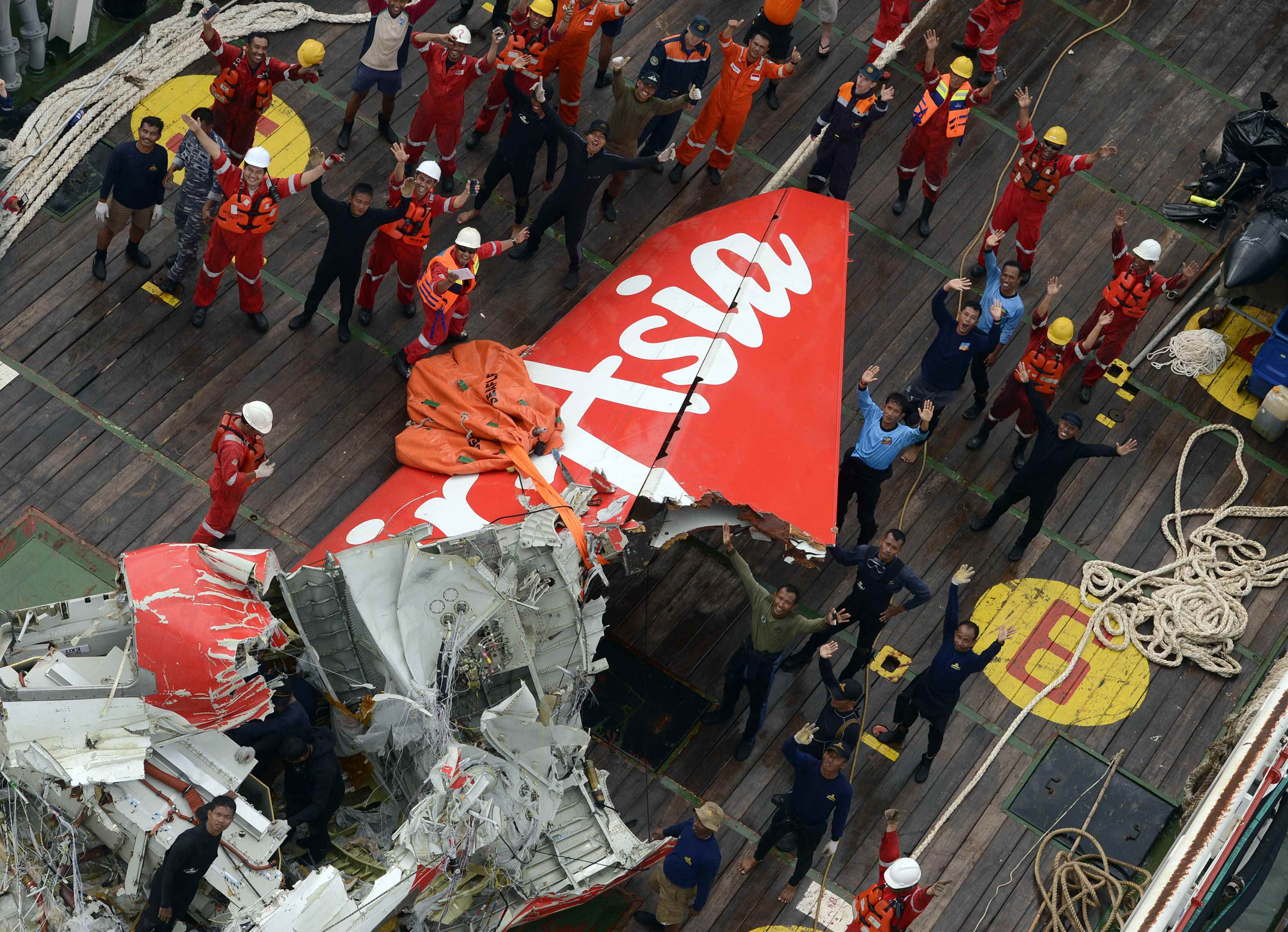 Indonesia suspende búsqueda de víctimas del avión de AirAsia