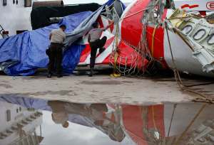 El avión de AirAsia sufrió una explosión antes de estrellarse en el mar