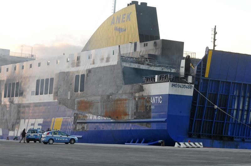 El “Norman Atlantic” llegó remolcado al puerto italiano de Brindisi