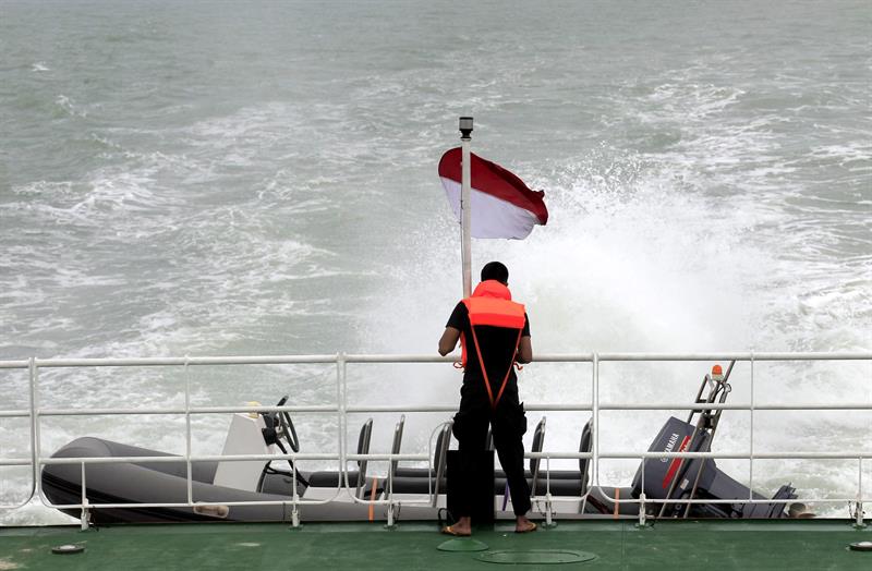 Corrientes marinas dificultan búsqueda del avión de AirAsia