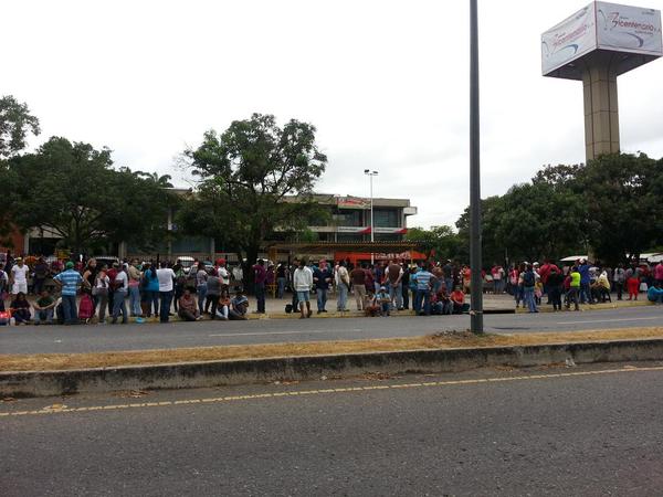 Así continúan las colas en Carabobo este #10E (Fotos)