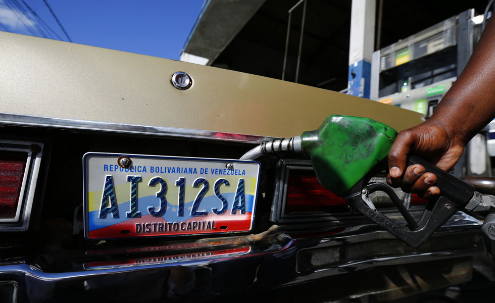 Venezolanos entienden pero no apoyan el aumento de la gasolina