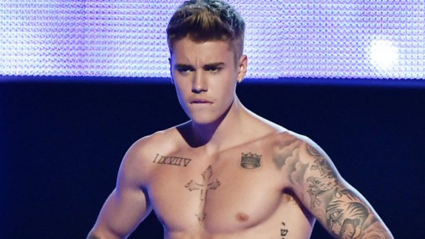 Justin Bieber sin camisa, haciendo pesas y…. ¡listo para ti! (Foto)