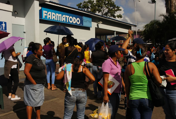 Mujeres buscan toallas sanitarias hasta “debajo de las piedras”