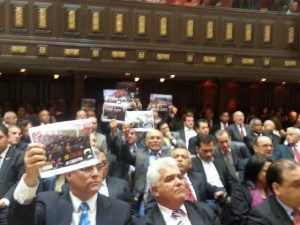 Diputados opositores le muestran carteles a Maduro (foto)