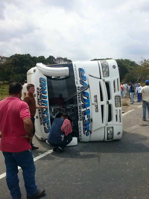 Volcó autobús que trasladaba al equipo Estudiantes de Mérida