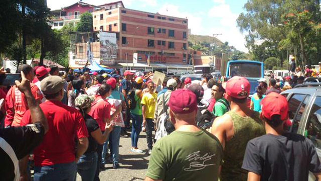 Oficialista agreden caravana de expresidentes Piñera y Pastrana (Fotos)