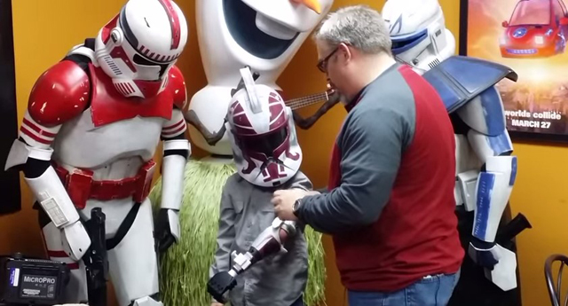 Niño recibió brazo prostético al estilo de un soldado imperial de “Star Wars”