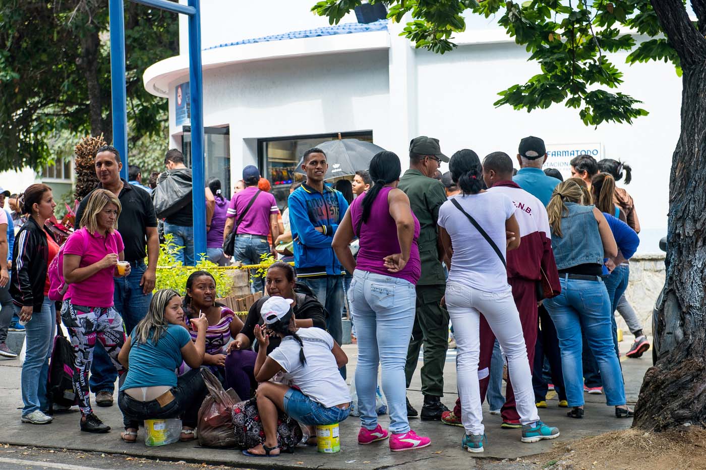 Compradores denuncian irregularidades en las colas