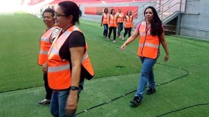 Club de fútbol contrató a madres de hinchas como guardias de seguridad