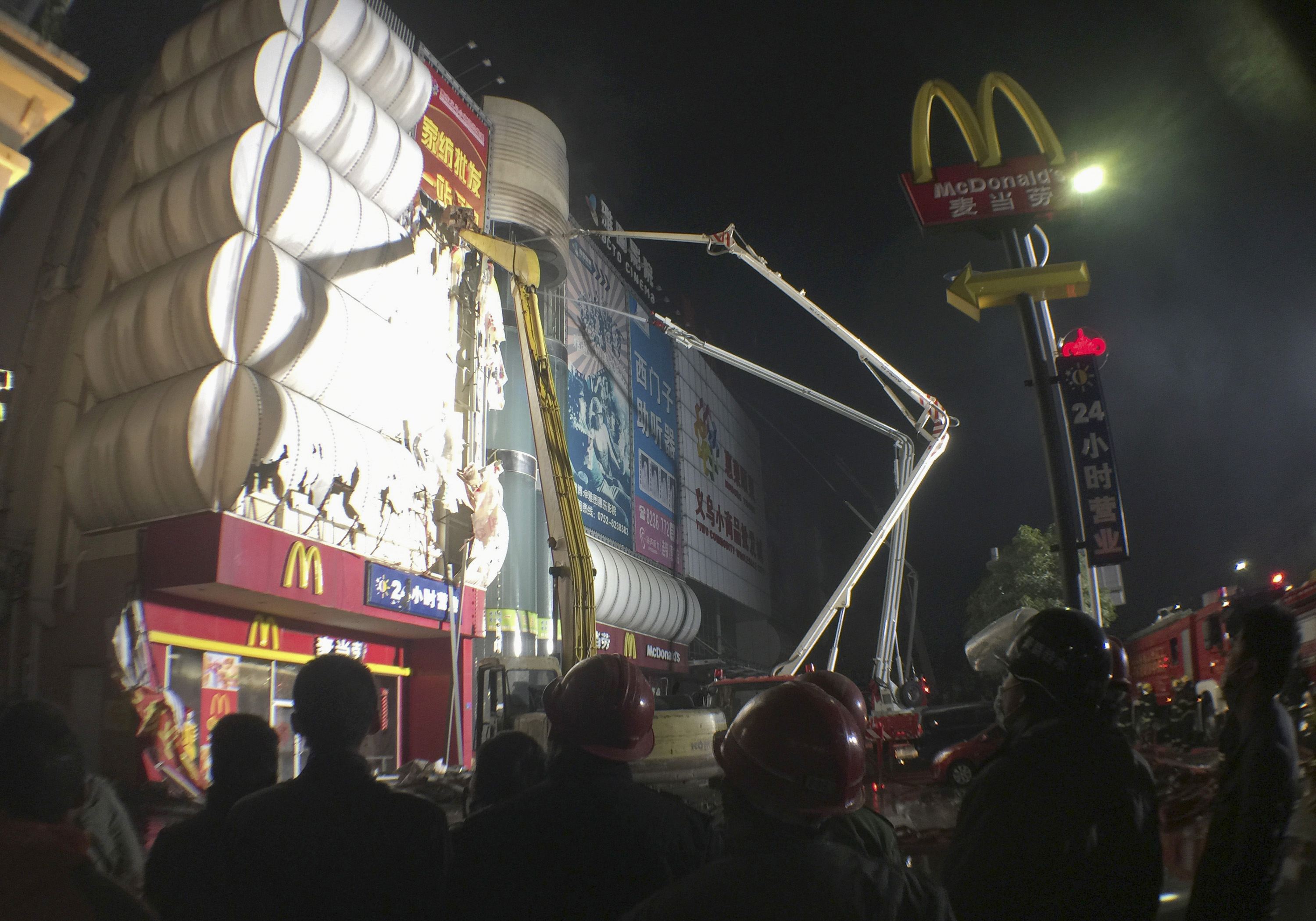 Al menos 17 muertos en incendio en centro comercial en China