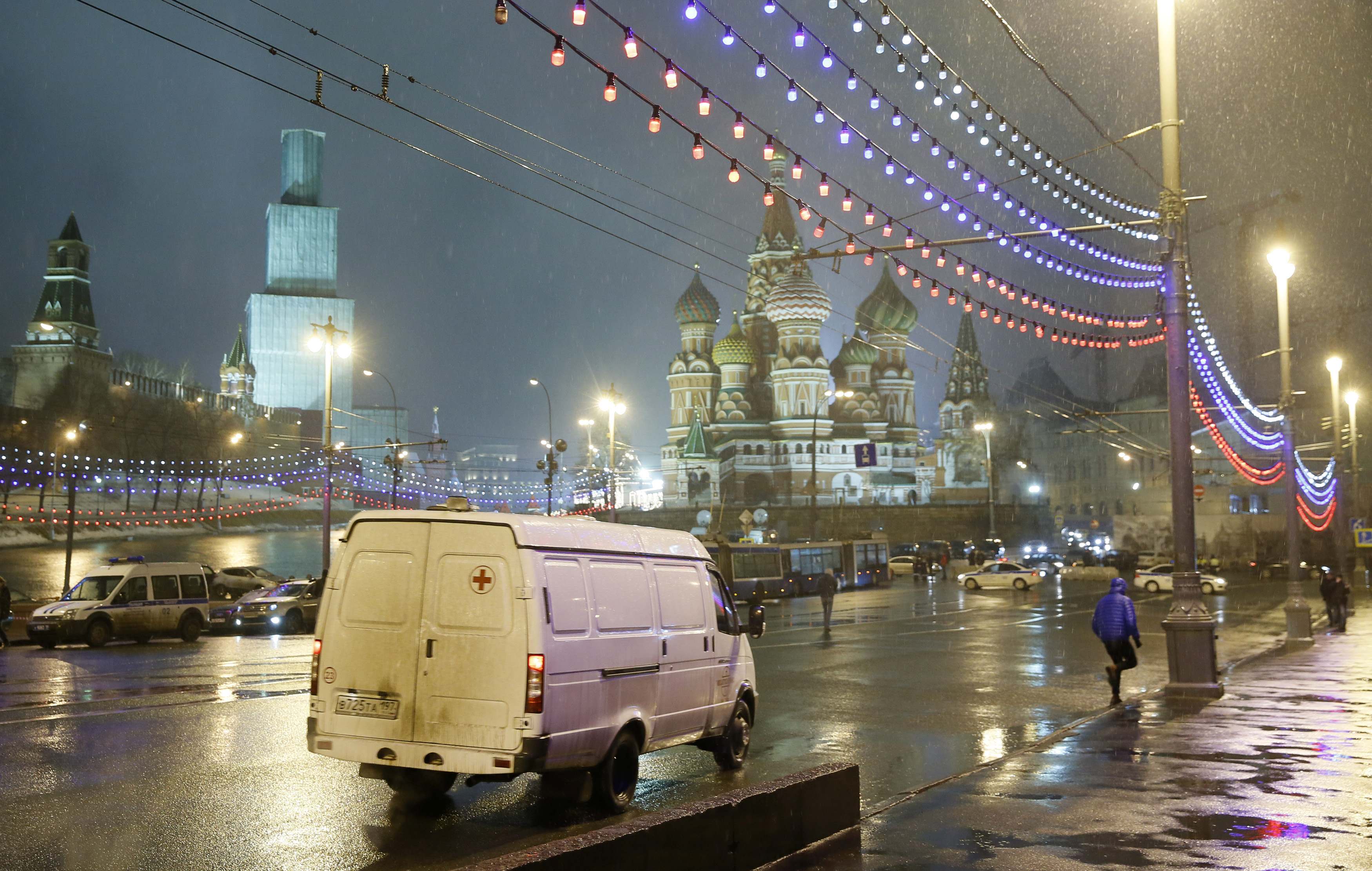 Hallan el carro desde el que dispararon los asesinos de opositor ruso Nemtsov