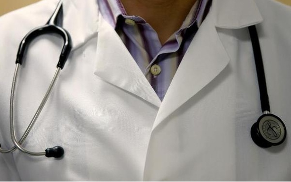 Fingió ser médico para violar a más de 100 mujeres