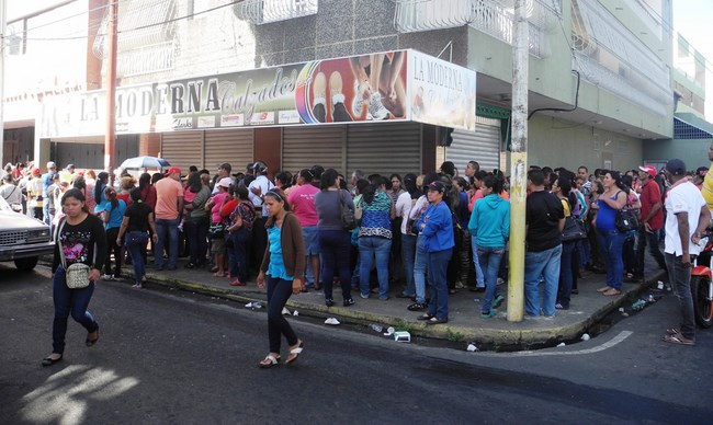 Consumidores “agonizan” para adquirir productos de la canasta alimentaria