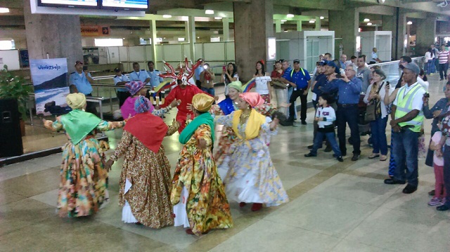 A ritmo de Calipso en Maiquetía recibieron a “turistas” invisibles (Fotodetalles)