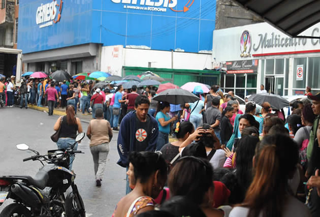 Se mantienen las colas para adquirir productos de primera necesidad