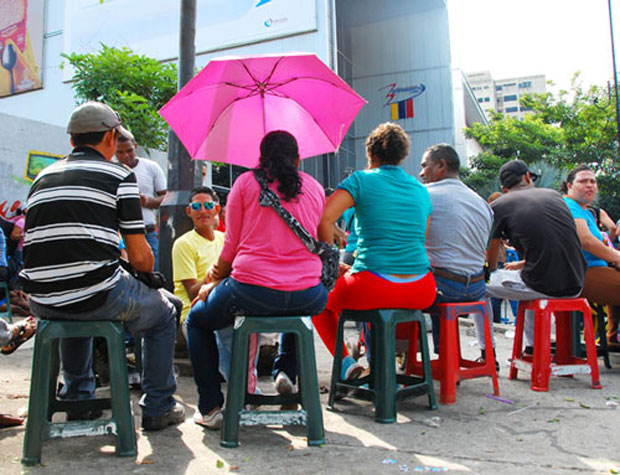 En Carabobo, aprovechan las colas para vender productos