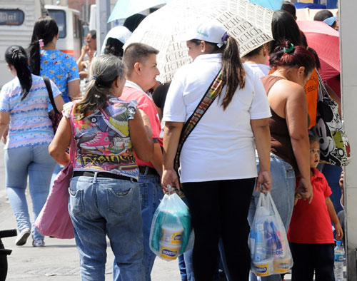 Padres perderían patria potestad por poner en riesgo a niños en colas