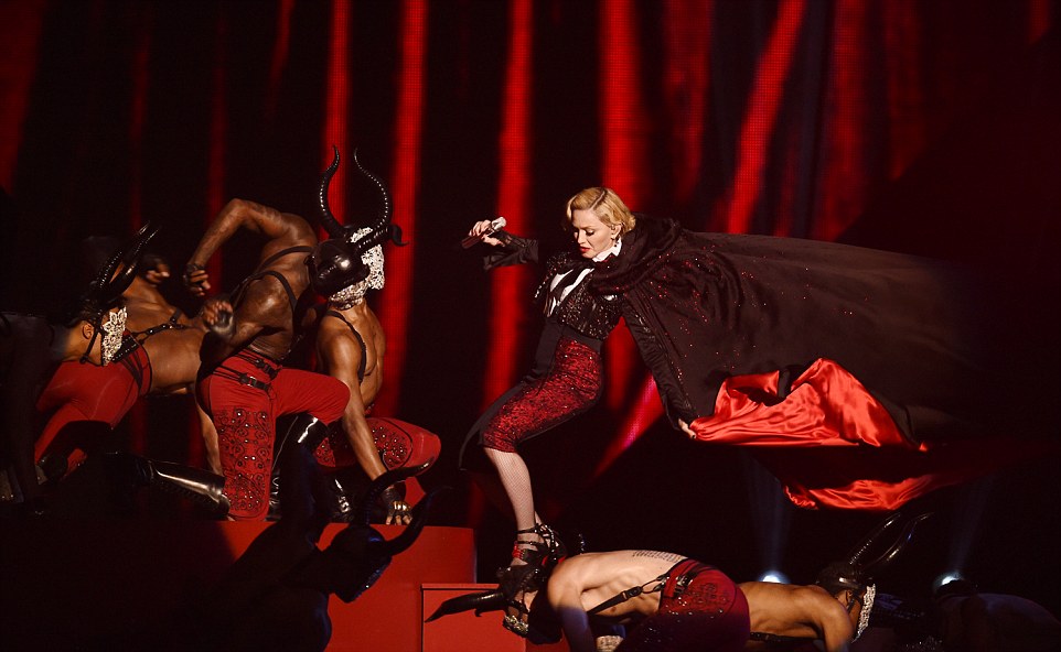 Madonna sufrió esguince cervical al caer en la ceremonia Brit Awards en Londres