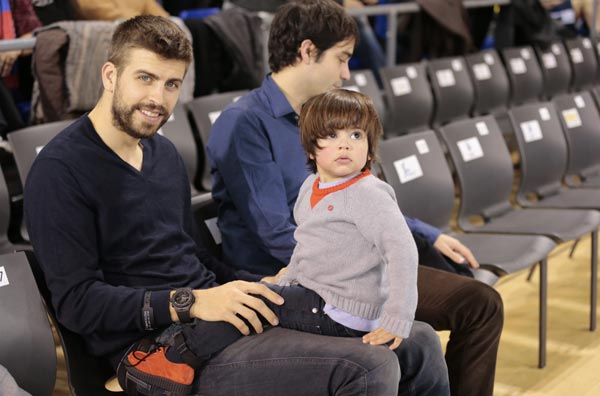 Milan y Piqué le dan un día libre a mamá