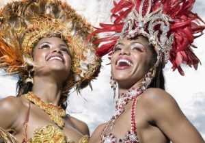 Brillo, plumas y bastante piel es lo que sobra en el carnaval de Río de Janeiro (Fotos)