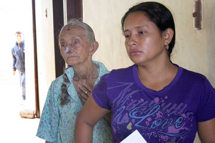 Defendió a su madre en una cola y lo mataron