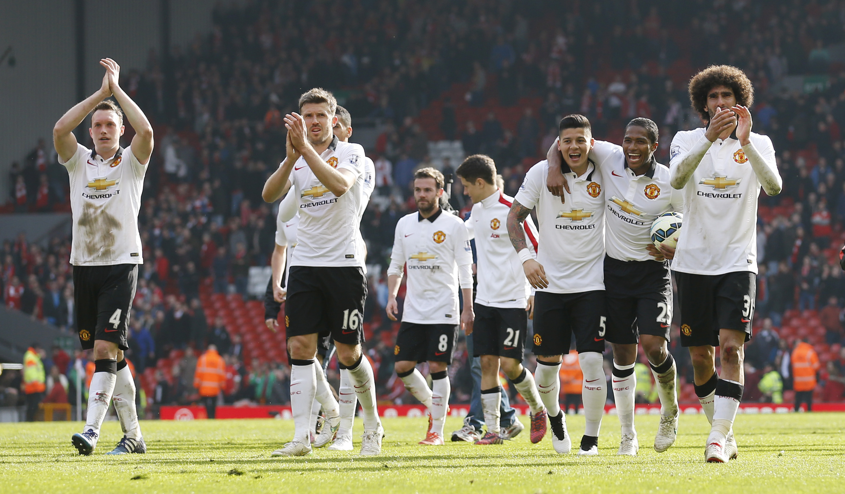 Manchester United supera a Liverpool con doblete del español Mata