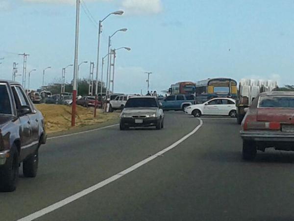 Reportan el cierre de la vía de Los Taques a la altura de Amuay (Foto)