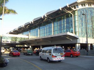 Principal aeropuerto de Costa Rica permanece cerrado por ceniza volcánica