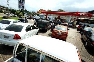 Se agudiza el problema de distribución de gasolina en bombas de San Cristóbal