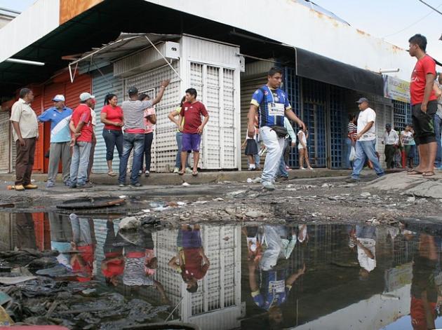 Protestan por putrefacción en zona comercial de San Félix