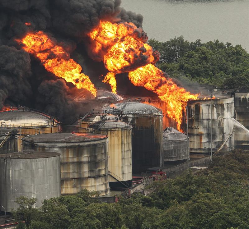 Arde por quinto día incendio en puerto brasileño de Santos