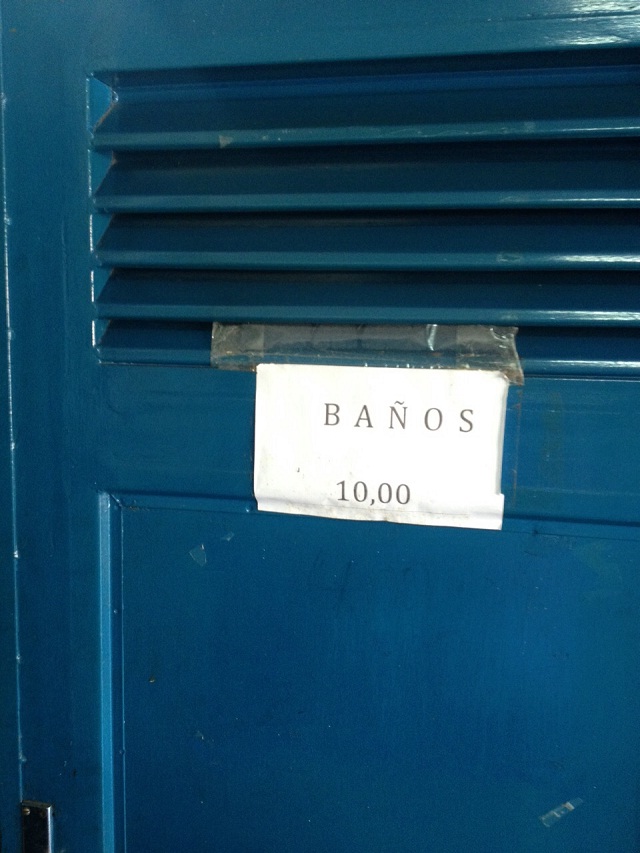 FOTO: Bs. 10 por una entrada a un baño (sólo patria)