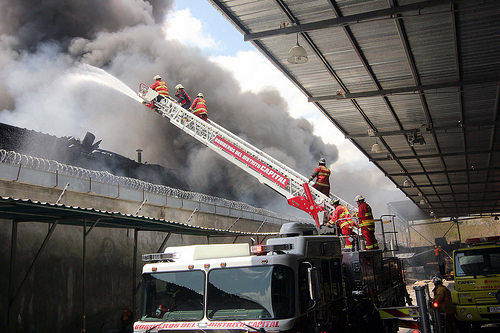 Incendio de Bondex deja pérdidas millonarias