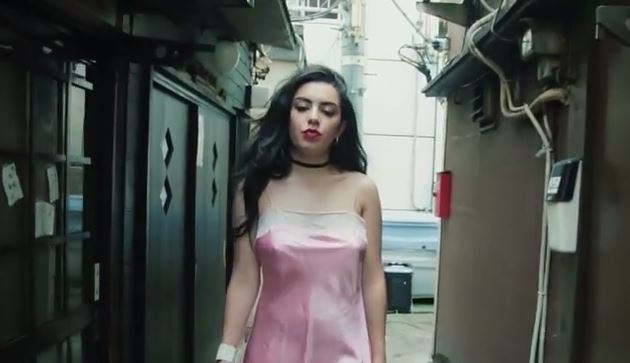 ¡Hola pezones!… ni idea de qué carrizo canta Charli XCX, pero agradecemos su ropita reveladora