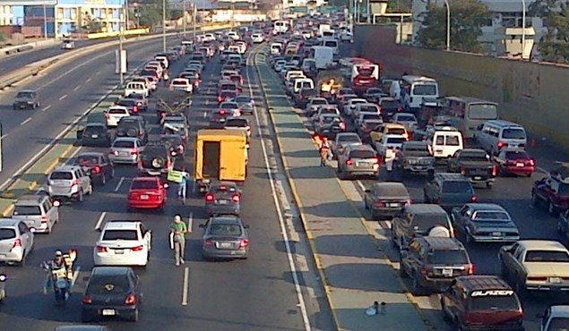 Fuerte retención vehicular en la autopista Caracas – La Guaira por accidente (Fotos)