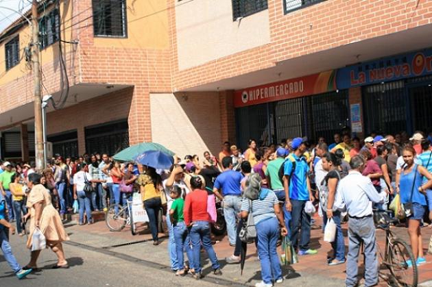 Amas de casa siguen quejándose por largas colas en supermercados