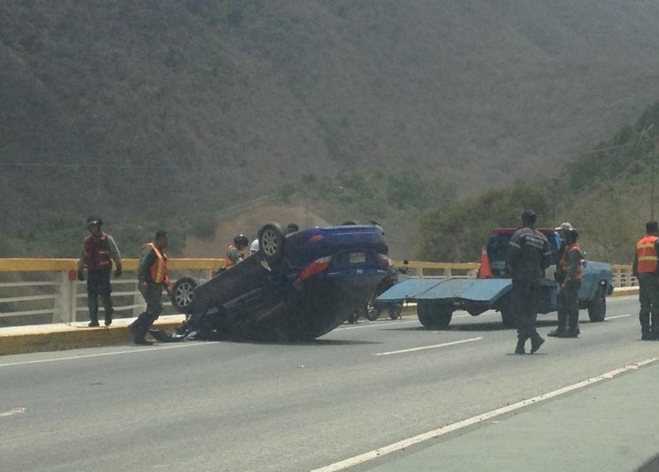 Se volcó carro en la Caracas-La Guaira (Fotos)