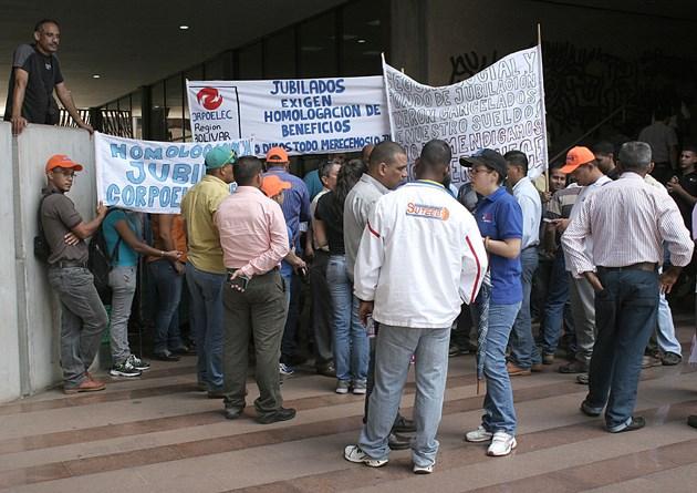 Jubilados de Corpoelec están cansados de esperar