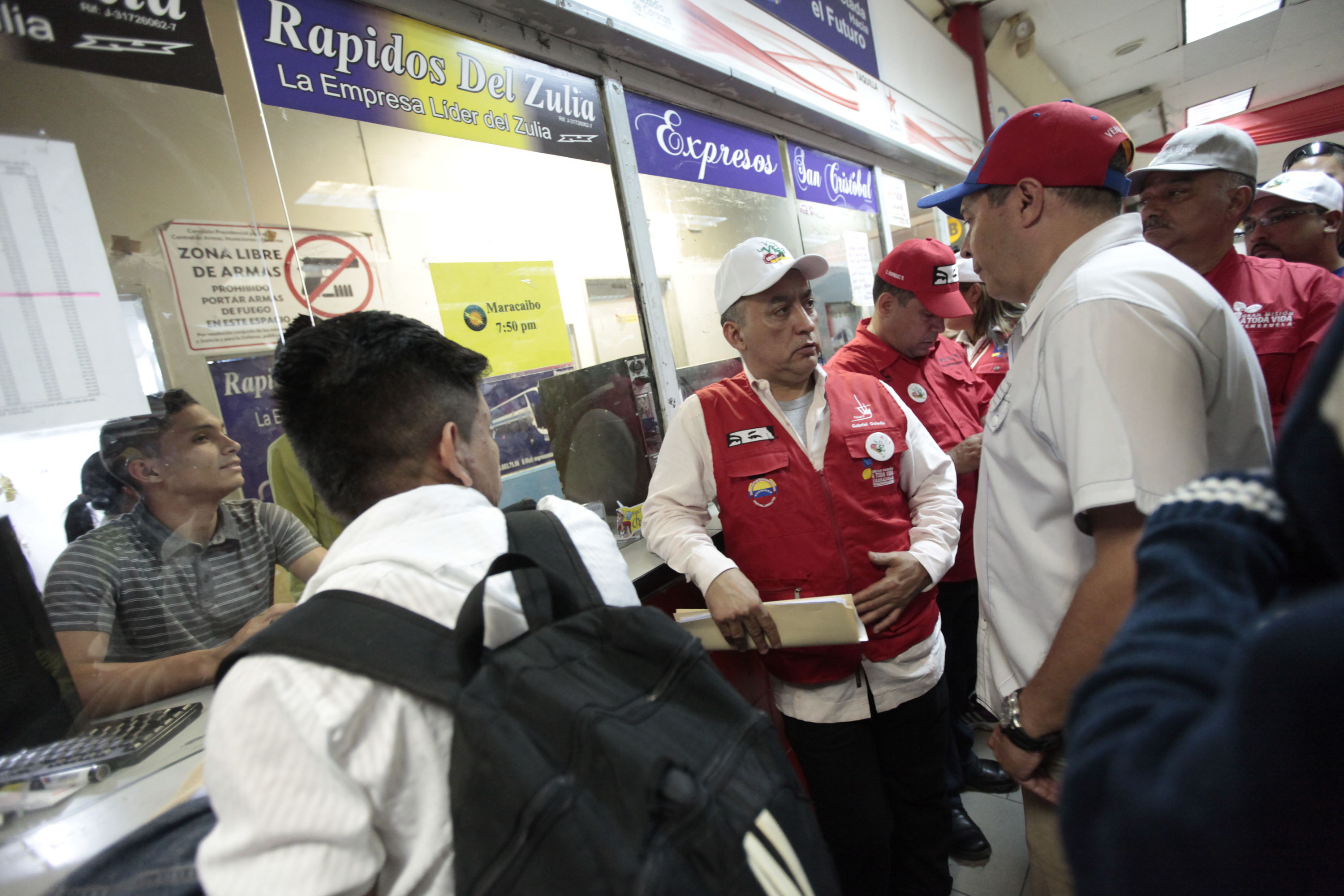 Viajeros hacen largas colas para comprar boletos de regreso