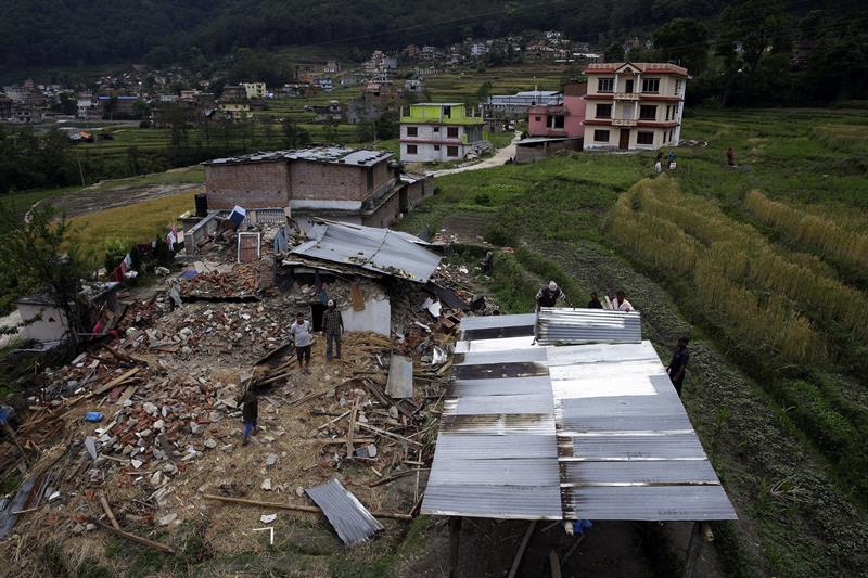 Un turista graba el momento exacto en que comienza el terremoto en Nepal