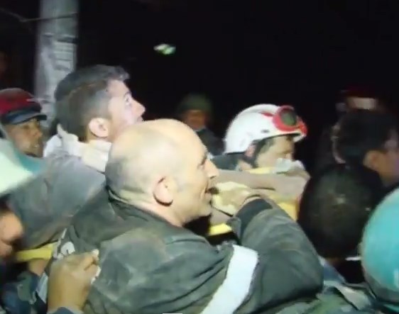 Hombre fue rescatado 82 horas después del terremoto en Nepal (Video)