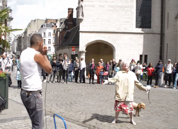 Esta abuelita no se pudo resistir al ritmo del arte callejero (Video)