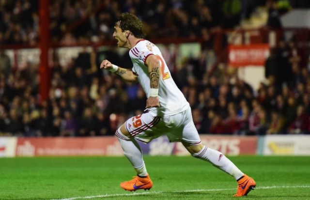 Amorebieta marca y pone a su equipo con un pie en la Premier League