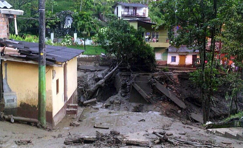 Santos y Uribe visitan pueblo donde avalancha deja cerca de 40 muertos